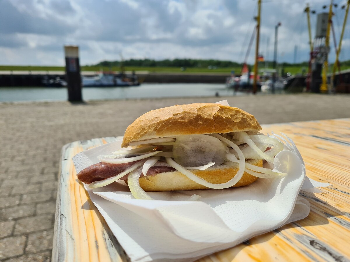 Fischbrötchen am Hafen in Hooksiel